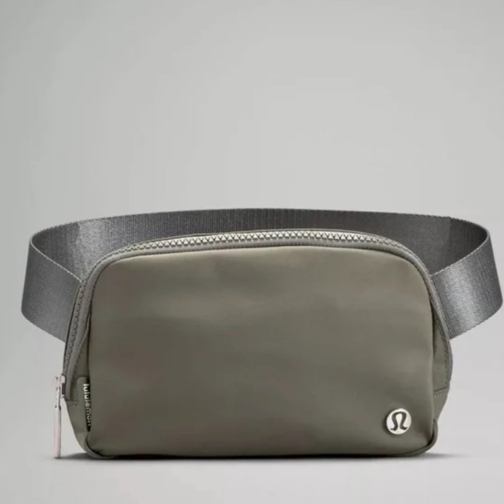 Lululemon Everywhere belt bag Grey Sage